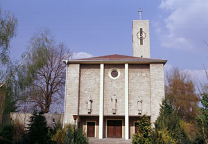 Foto: Außenansicht der Kirche, seitlicher Teil